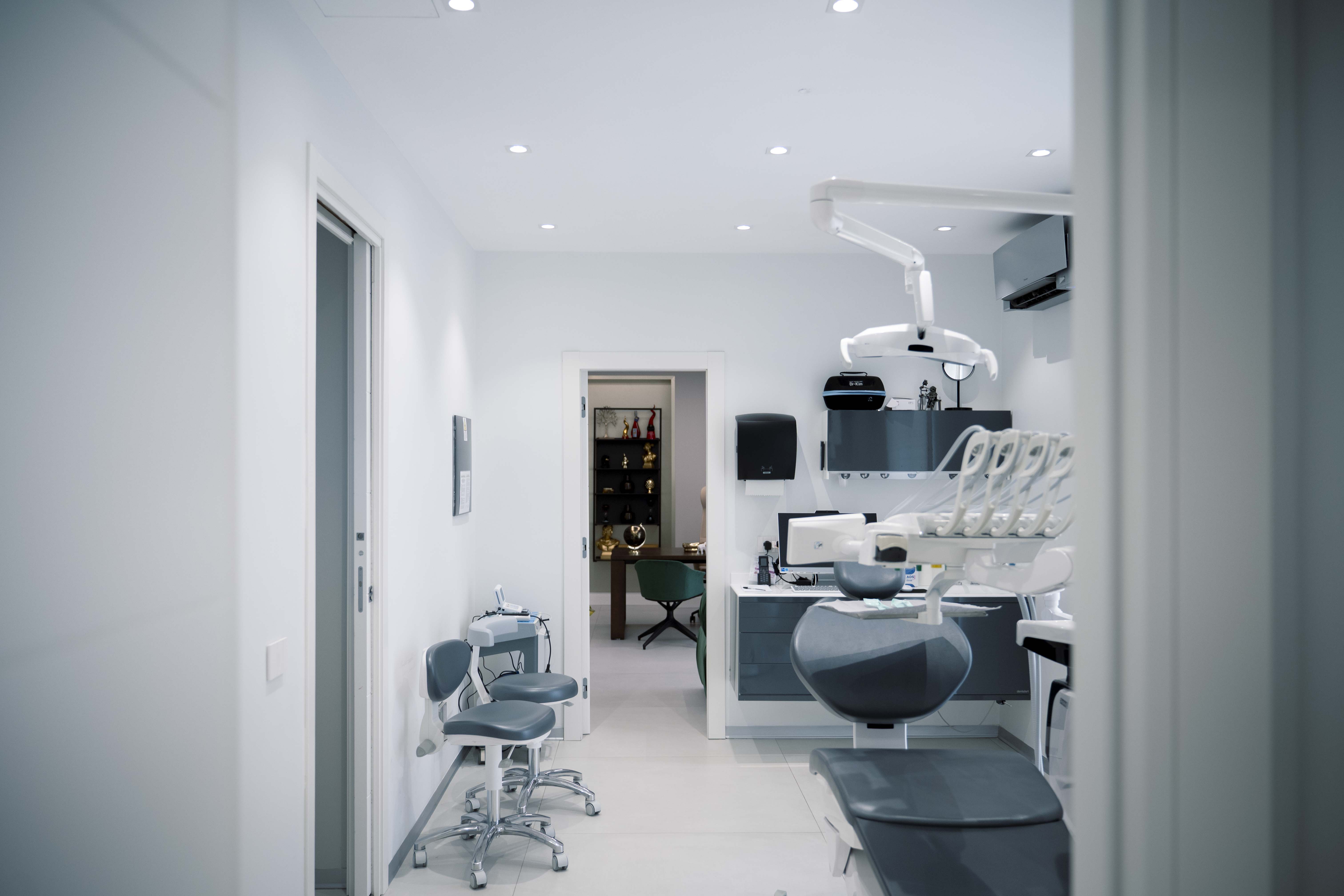 Corridoio e ambienti della Calabria Dental Clinic